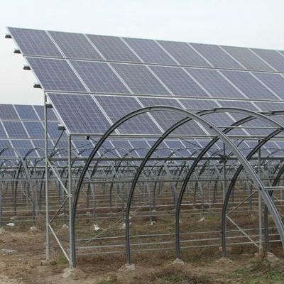 Διατήρηση θερμότητας θερμοκηπίου με μεγάλη χωρητικότητα αποθήκευσης και φωτοβολταϊκά πάνελ
